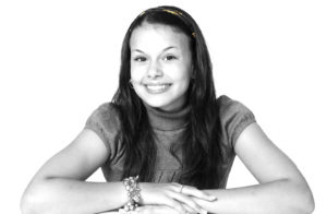 élève souriante réalisant un bilan d'orientation