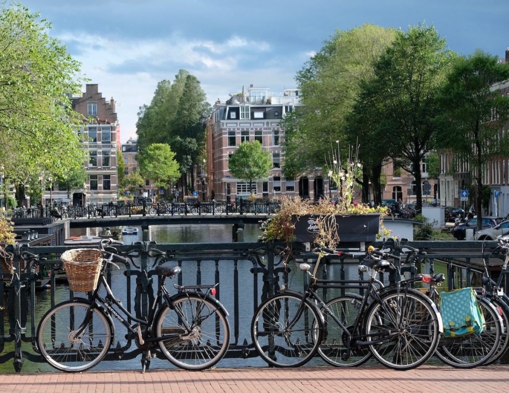 vélos sur un pont d'amsterdam impression d'expat