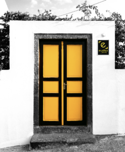 Porte jaune avec logo Eurêka Study pour saisir une nouvelle chance d'orientation après un echec