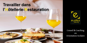 Un plateau petit-déjeuner sur un lit d'hôtel pour présenter les métiers de l'hôtellerie-restauration