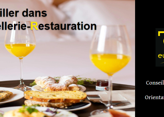 Un plateau petit-déjeuner sur un lit d'hôtel pour présenter les métiers de l'hôtellerie-restauration