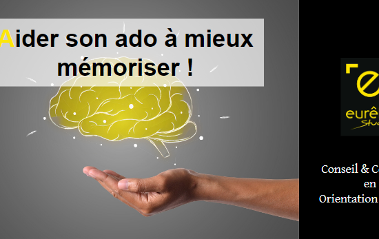 Cerveau lumineux représentant la mémoire soutenu par une main d'homme.