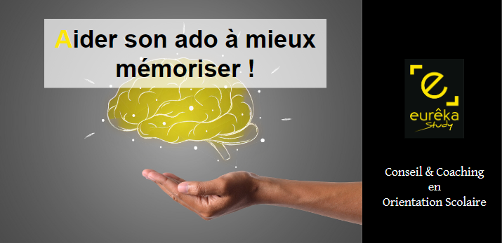 Cerveau lumineux représentant la mémoire soutenu par une main d'homme.