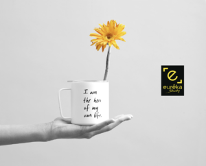 mug écrit I am the hero of my own life avec fleur jaune pour prendre en main son orientation et son avenir logo eurêka study