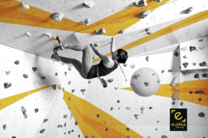 Lycéenne escaladant un mur pour atteindre son objectif d'orientation.