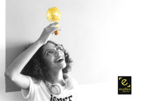 Lycéen avec ampoule car elle trouve le métier qu'elle aime 